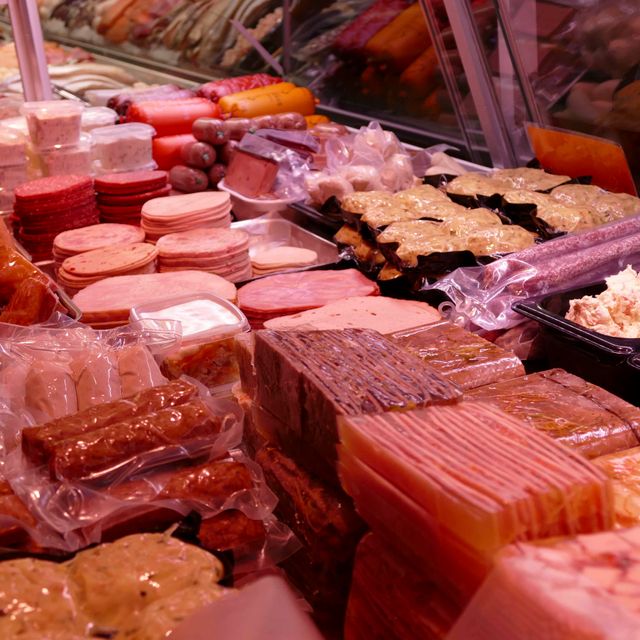 Riesenauswahl an Spezialitäten von Geflügel, Fisch und Wild