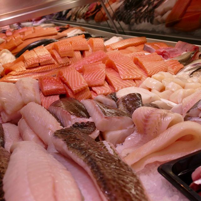 Riesenauswahl an Spezialitäten von Geflügel, Fisch und Wild